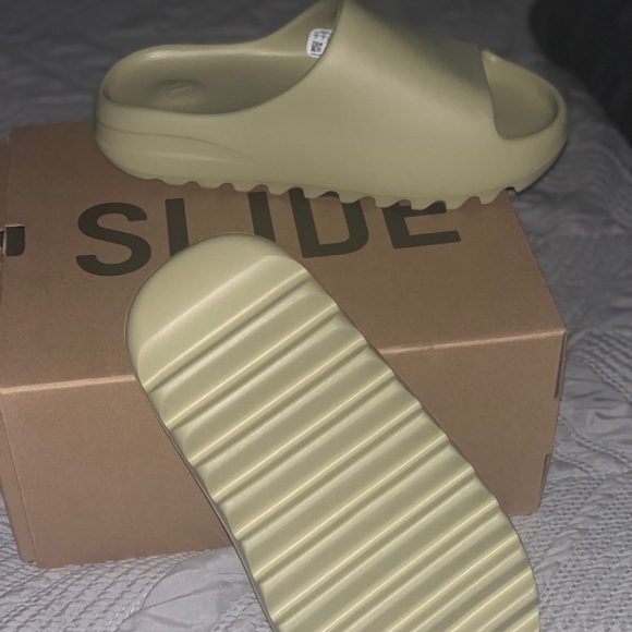 Brand New Yeezy “Resin” slides